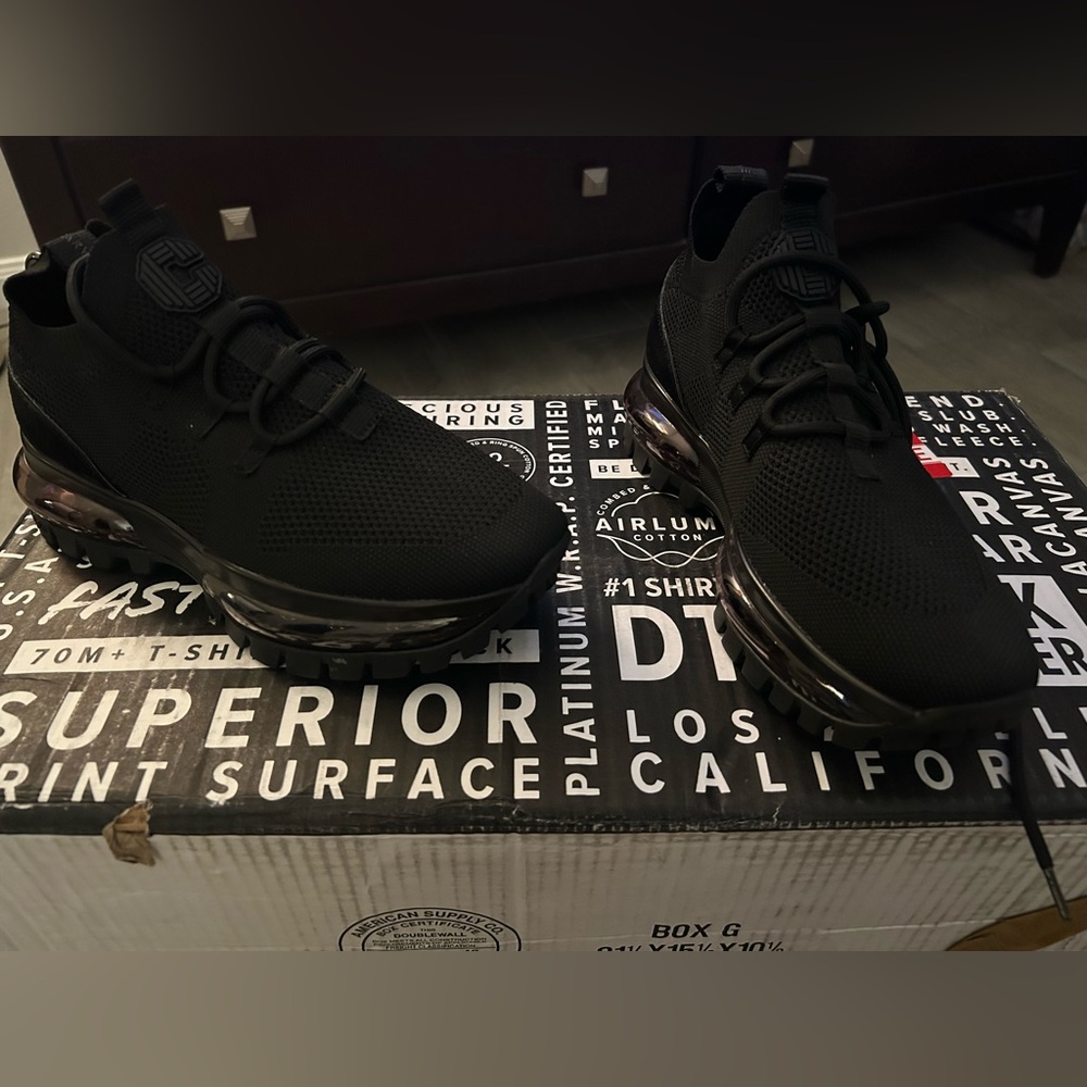 New black comfy stylish tennis shoe with dual purpose look sole. size 7.5
